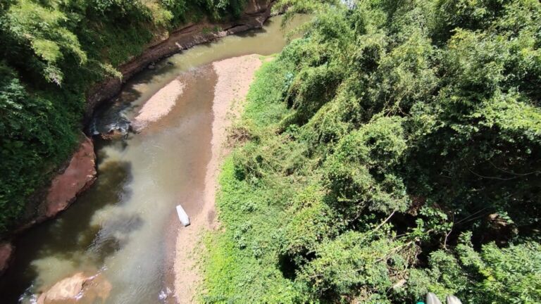 Homem é encontrado morto perto de rio