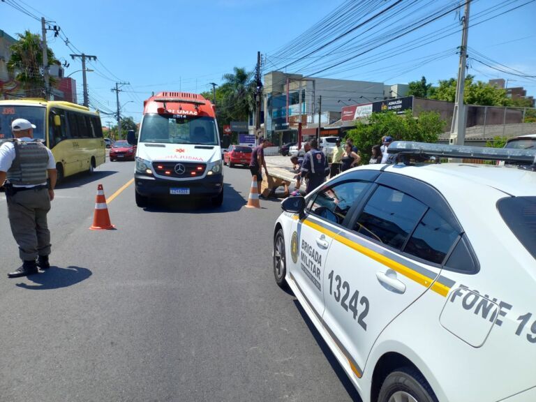 Motociclista fica ferido após bater em carro estacionado em Canoas