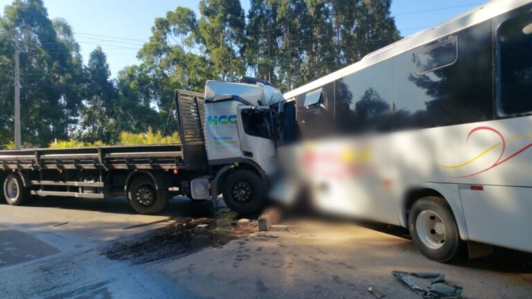 Passageiro morre após colisão entre caminhão e ônibus