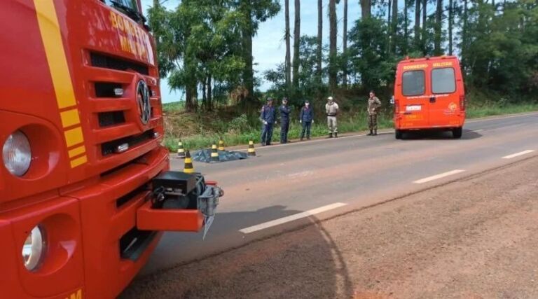 Mulher morre após ser atropelada por caminhão