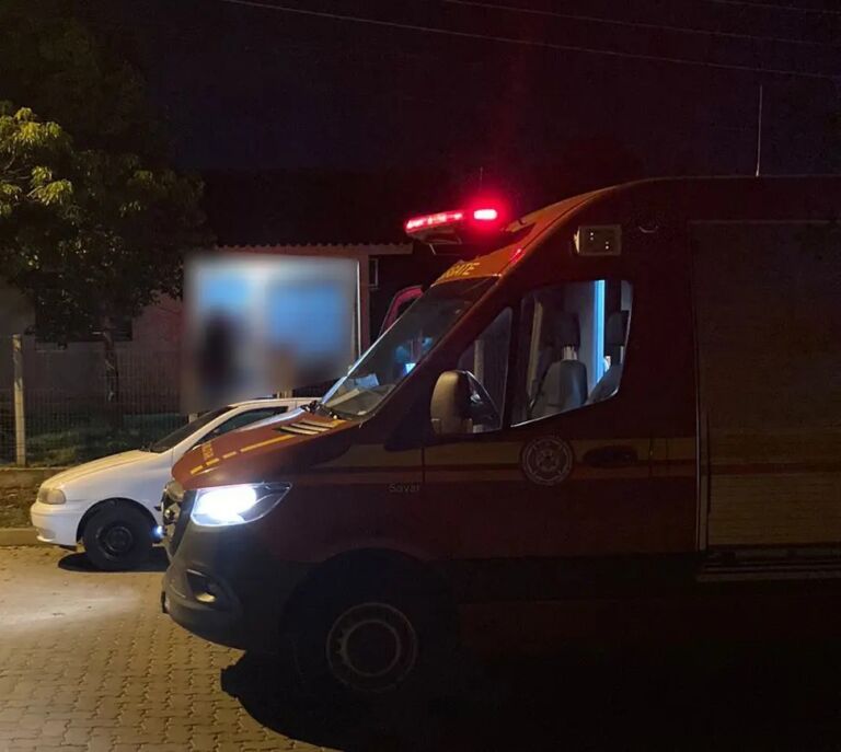 Homem é esfaqueado pela esposa após briga