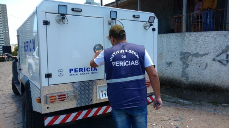 Mulher é morta a tiros na rua