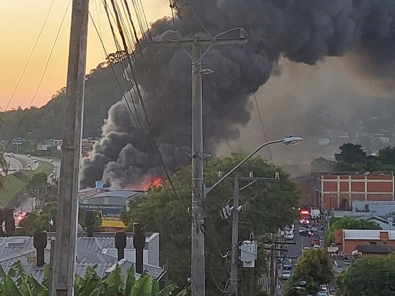 Fábrica de calçados é consumida pelo fogo
