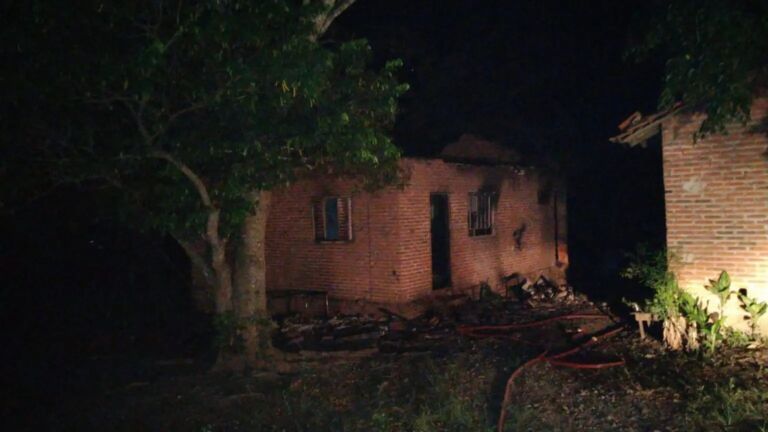 Idosa é encontrada morta após incêndio destruir casa