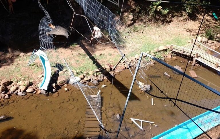 Ponte desaba em Camping