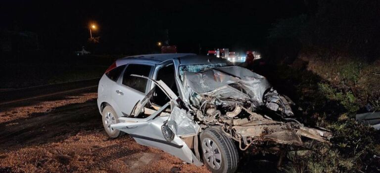 Homem é levado ao hospital após acidente entre carro e caminhão