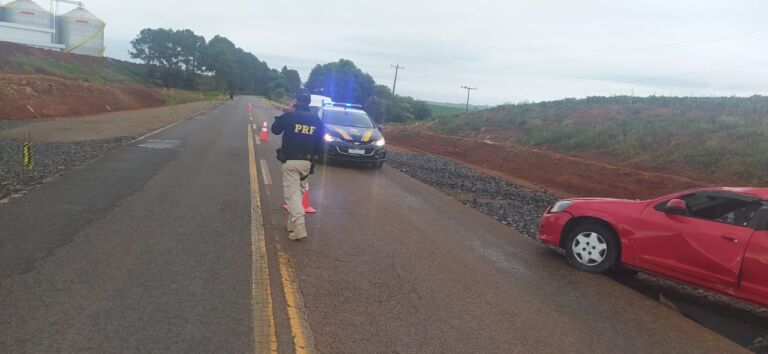 Idoso morre após bater e capotar o carro