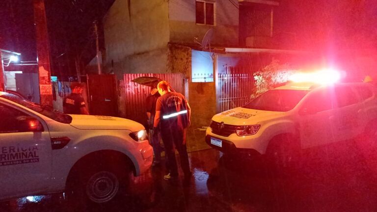 Mãe vê filho ser morto com 6 tiros dentro de casa em Canoas