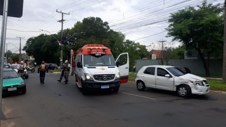 Idoso fica ferido após colisão entre carro e caminhão em Canoas