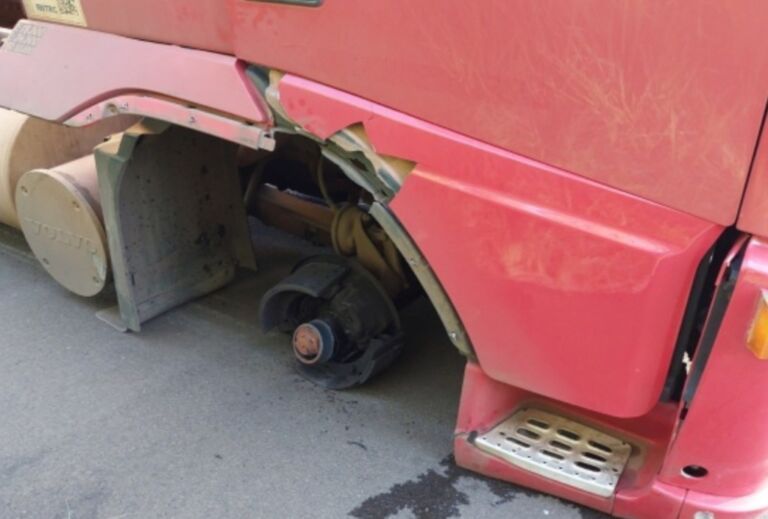 Homem morre após ser atingido por roda de caminhão