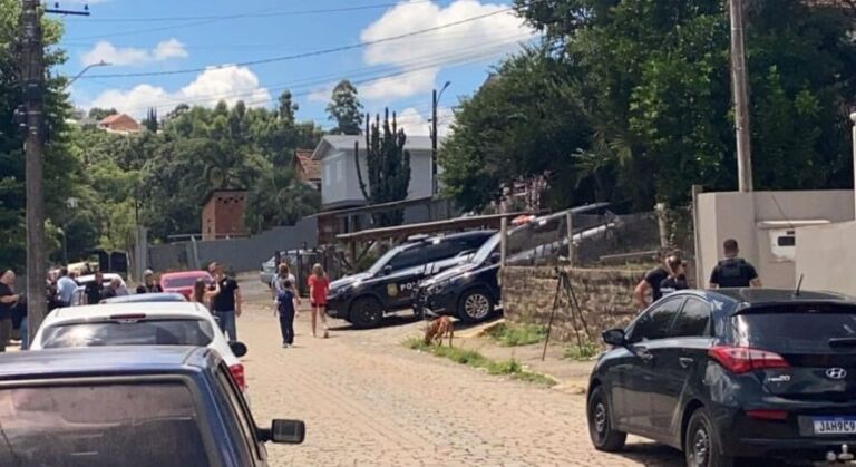 Mãe chefe do tráfico é presa junto com os filhos