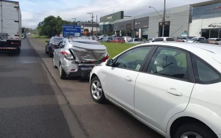 Três carros se envolvem em engavetamento na BR-116