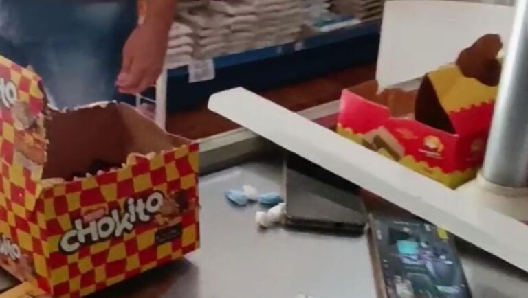 Pai e filho são presos vendendo drogas em mercado