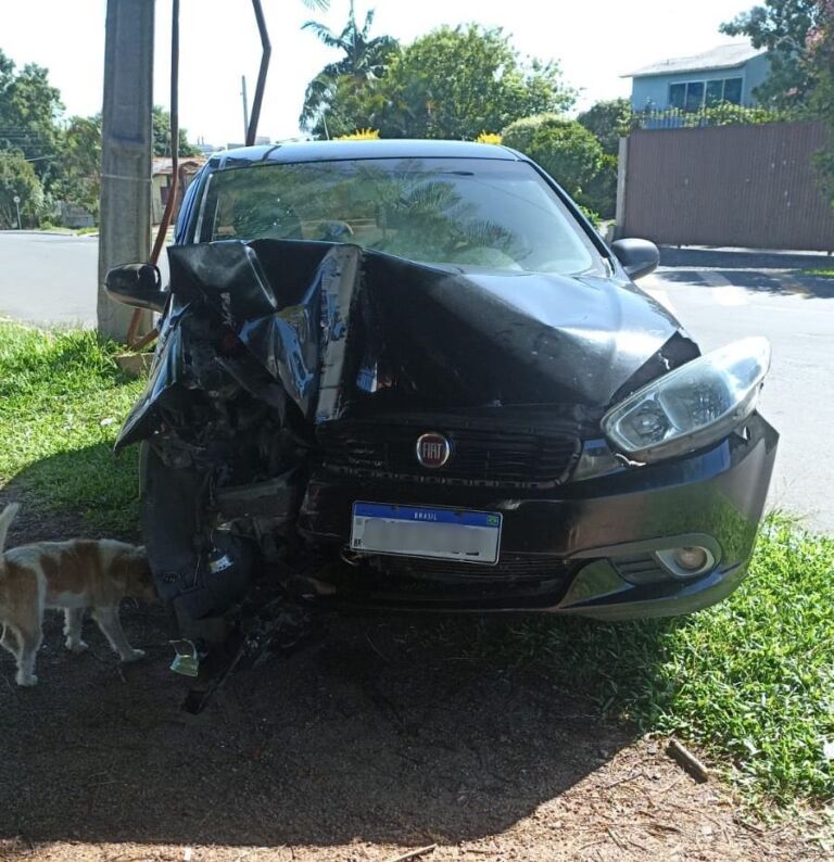 Carro bate em poste em Canoas