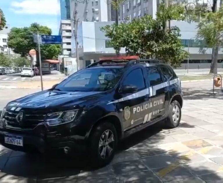 Homem coloca fogo na casa da ex mulher e ameaça matar ela