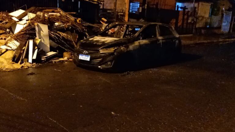 Criminosos colocam fogo em HB20 após matar homem a tiros em Canoas