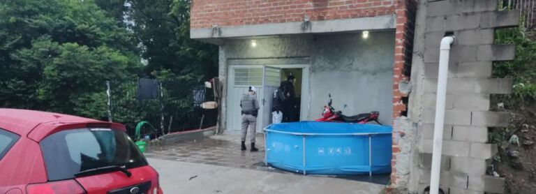 Homem é morto a tiros em casa