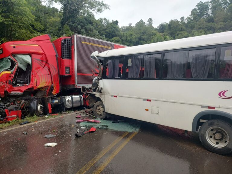 Oito pessoas param no hospital em acidente entre caminhão e ônibus