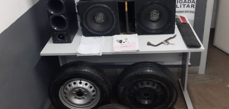 Mulher é presa após roubar estepes de carro