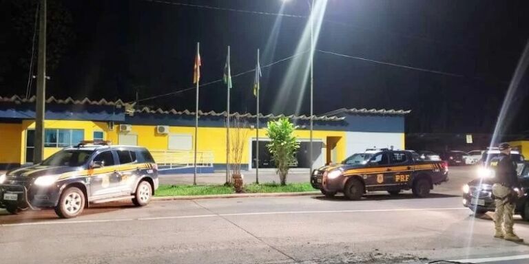 Foragido tenta escapar da polícia de carro e a pé na BR-386