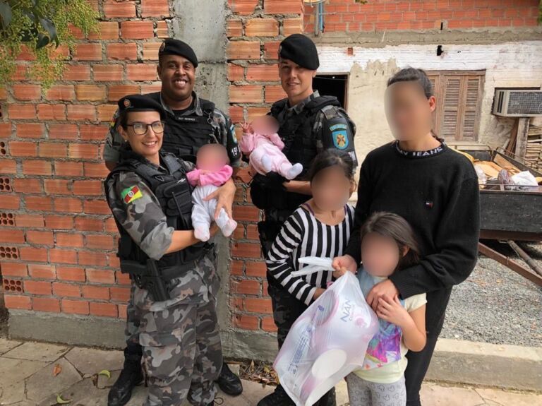 Policiais se unem para doar leite a crianças de Canoas após pai furtar alimentos dos pequenos