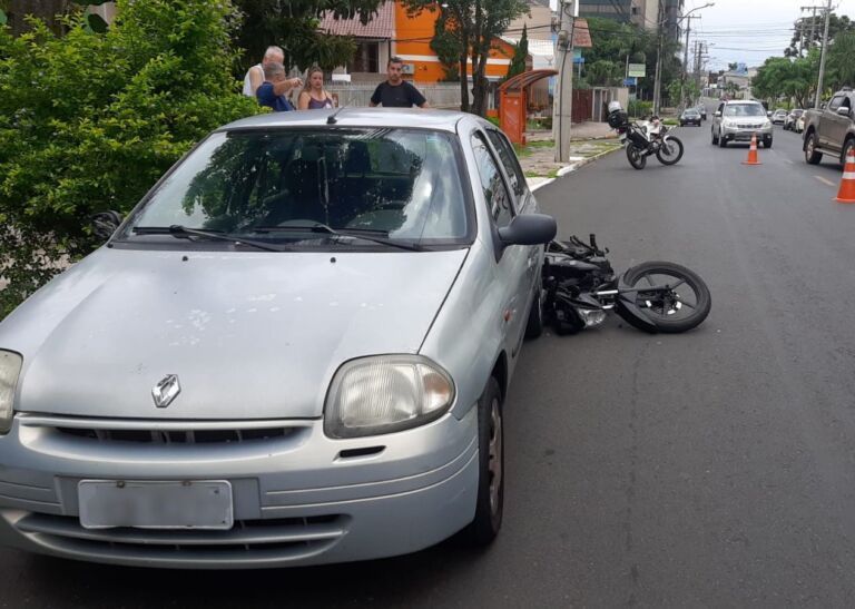 Motociclista fica ferido após acidente com dois carros em Canoas