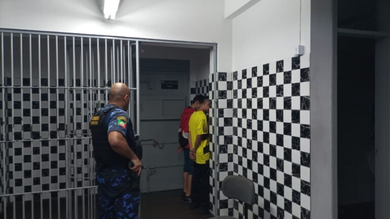 Dupla assalta motorista de aplicativo e acaba na cadeia em Canoas