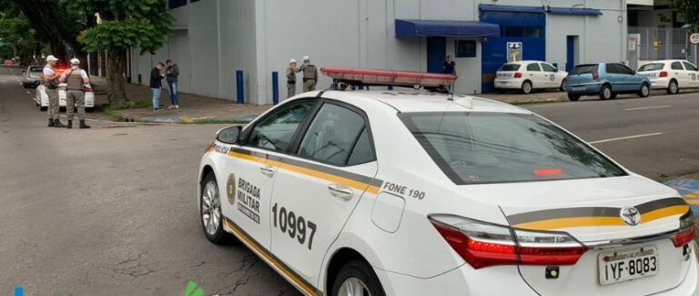 Homem tenta matar colega a tiros