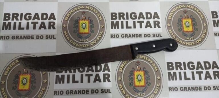 Homem agride ex-mulher a golpes de facão e é preso
