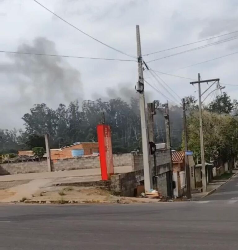 Fogo atinge residência e mobiliza bombeiros em Canoas