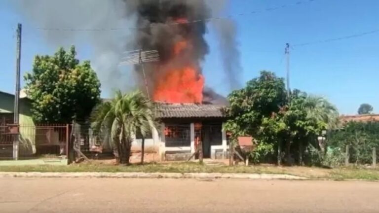 Mulher coloca fogo em casa com idosa dentro