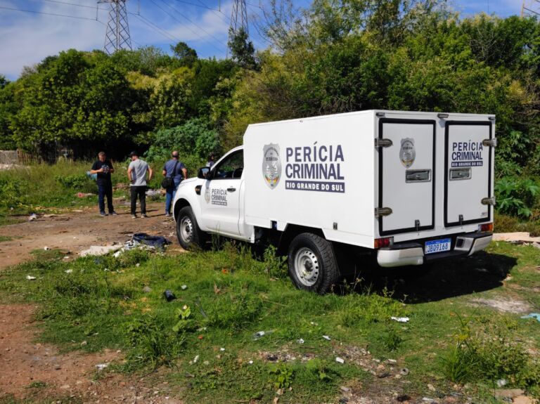 Criminosos fogem em gol vermelho após matar dois homens a tiros em Canoas