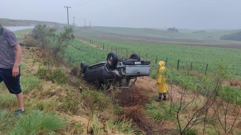 Motociclista morre após colisão com caminhonete