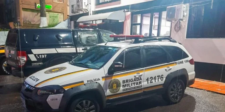 Jovem ataca colega de trabalho a facadas e acaba presa