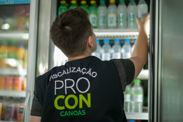 Procon de Canoas flagra venda de alimentos vencidos