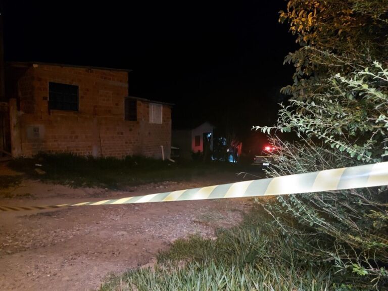 Criminosos invadem residência e matam homem com diversos tiros