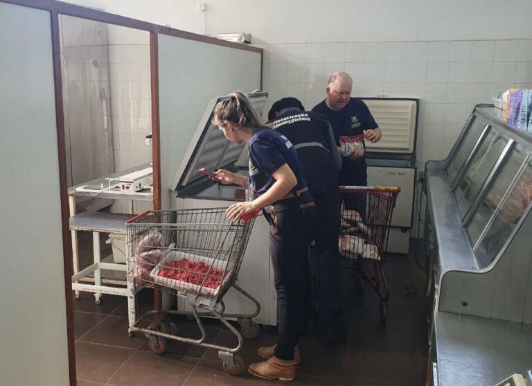 Fiscalização encontra mercado vendendo carne estragada