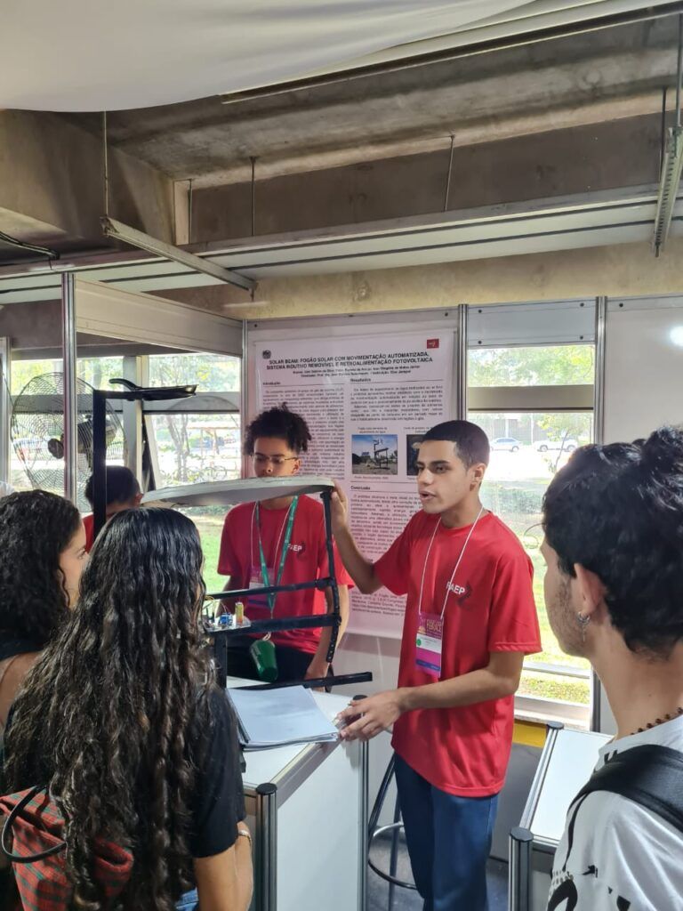 Alunos da ETEC Jaraguá apresentam fogão solar na Febrace, com apoio da FAEP
