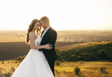 Plataformas ajudam casais do pedido de noivado ao casamento