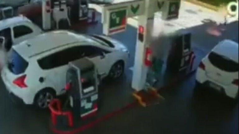 Frentista joga gasolina e queima cliente em posto