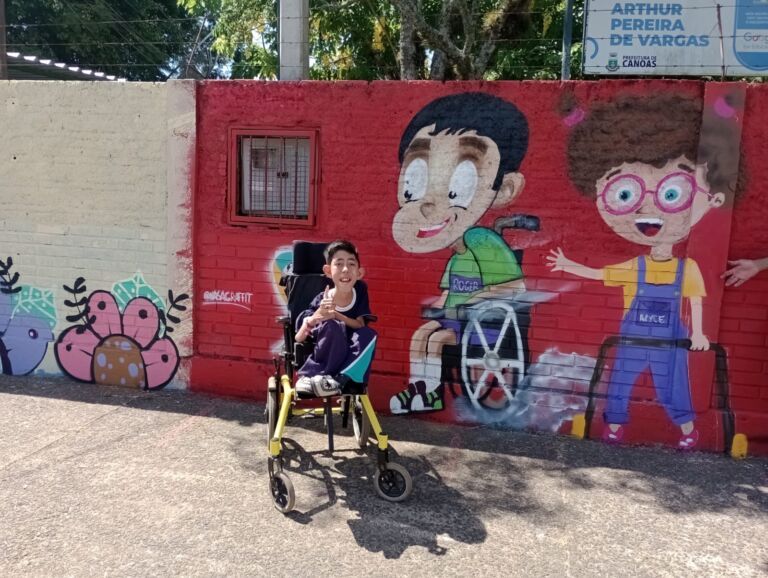 CANOAS | Artistas fazem grafite em escola com homenagem a aluno cadeirante: “igualzinho a mim”