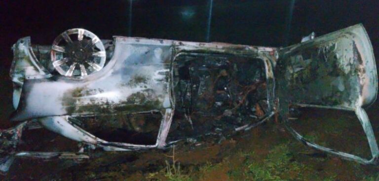 Homens morrem após serem arremessados para fora do carro