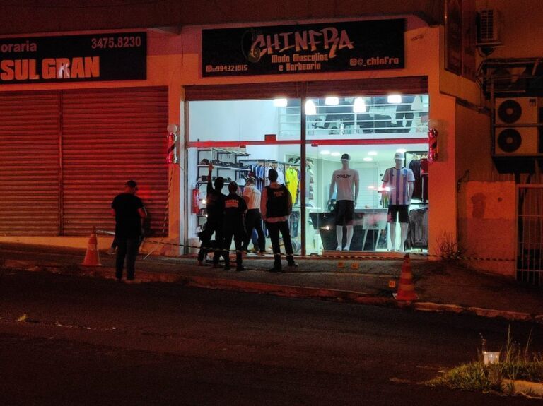 Dupla foge de carro após matar dono de loja em Canoas