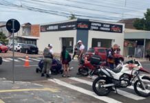 Acidente entre carro e moto deixa motociclista ferido em Canoas