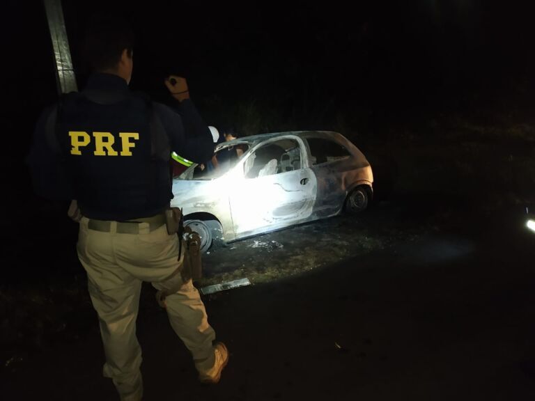 Motorista morre carbonizado após bater em placa n BR-386