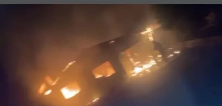 Fogo consome casa por completo