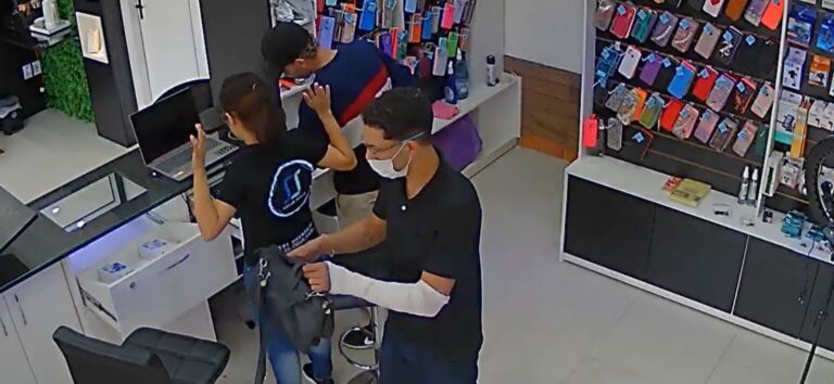 Armados, criminosos assaltam loja de celulares em Canoas