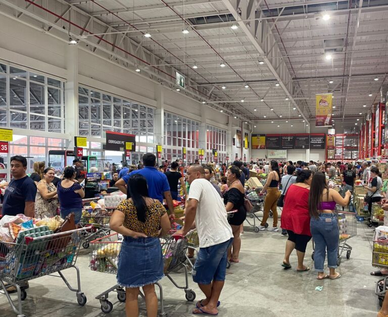 Clientes ficam até três horas na fila para aproveitar ofertas em atacado em Canoas