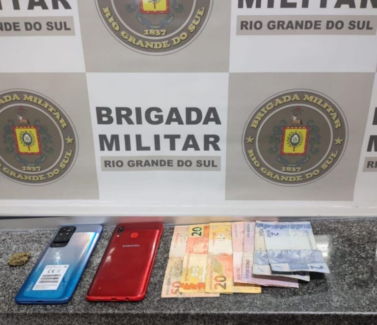Dupla é presa vendendo celulares roubados em loja de Canoas