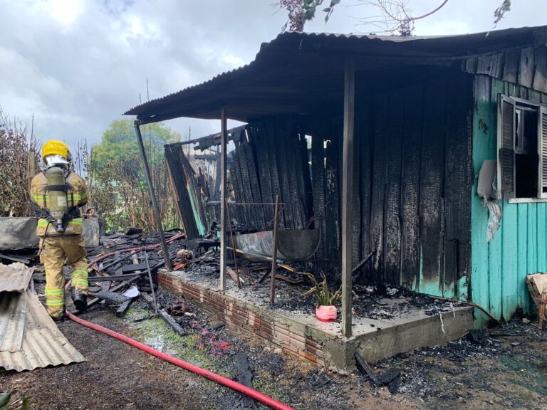 Botijão de gás mal instalado deixa casa de madeira destruída pelas chamas
